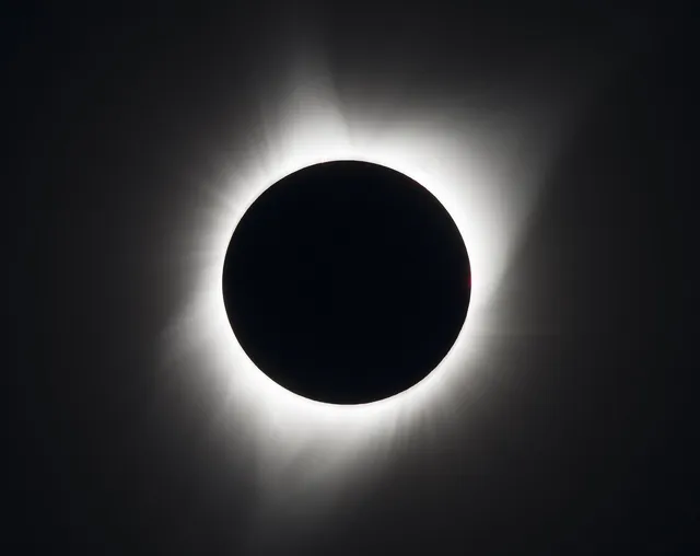 Un eclipse total de Sol como el que se vio en Santander el 12 de agosto de 2026: la Luna tapa el Sol y solo se ve su corona