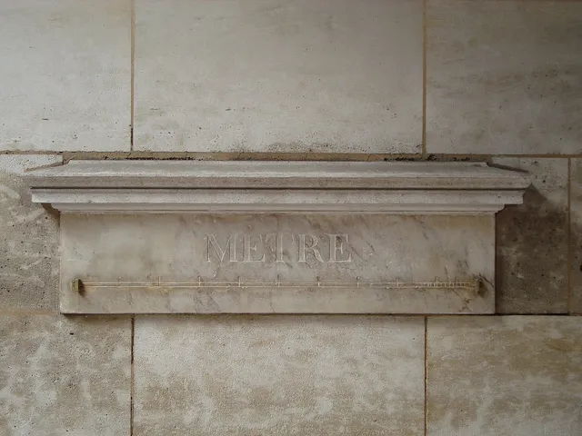 Uno de los metros patrón de mármol que se colocaron por las calles de París para que la gente comparara sus medidas (rue de Vaugirard)