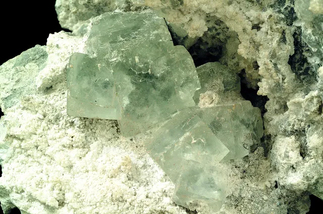 Fluorita de verdad, con sus cubos verdes translúcidos creciendo sobre la roca. Otra red distinta… y otra vez cubos.