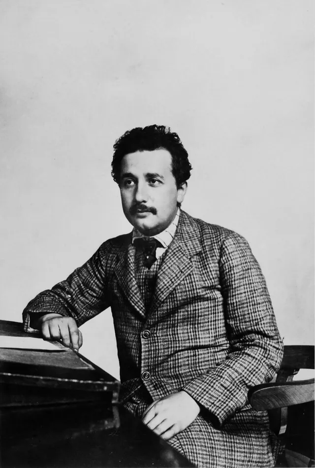 Albert Einstein hacia 1905, cuando trabajaba en la oficina de patentes de Berna