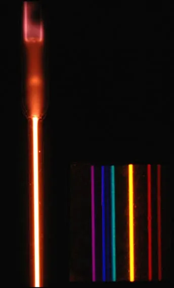 Un tubo de helio encendido y, al lado, sus rayas vistas con el espectroscopio