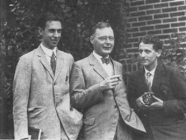 George Uhlenbeck, a la izquierda, Hendrik Kramers y Samuel Goudsmit, hacia 1928