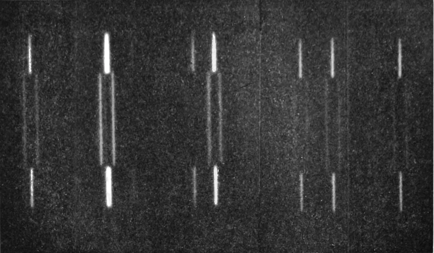 Rayas fotografiadas en un laboratorio: en la franja del centro, dentro de un imán; arriba y abajo, las mismas rayas sin imán