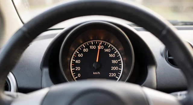 El velocímetro marca la velocidad de este preciso instante: la velocidad instantánea. Un segundo después puede marcar otra cosa.